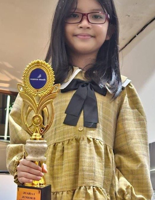 Tiffany meraih juara dalam kejuaran musik.